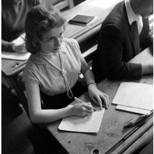 Cours secondaire : une étudiante prend en notes.