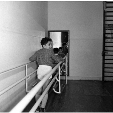 Centre de réadaptation fonctionnelle : des élèves procèdent à des exercices de rééducation physique (marche aux barres parallèles).