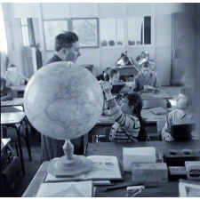 Ecole primaire. L'instituteur avec une élève.