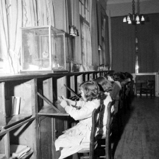 Lycée Edgar Quinet, la bibliothèque. L'alignement des élèves en pleine lecture.