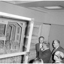 Exposition I.P.N. : reproduction d'une cellule de prisonniers.