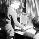 Méthode Freinet : l'apprentissage de l'imprimerie et la réalisation d'un journal scolaire. L'impression d'un dessin (une vache) pour illustrer un texte.