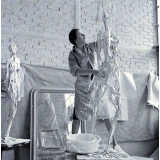 Ecole des Arts Décoratifs : la sculpture. Encollage de bandes de papier.