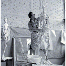 Ecole des Arts Décoratifs : la sculpture. Encollage de bandes de papier.