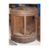 Vitrine demi-circulaire.