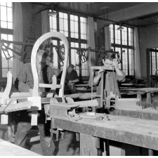Ecole Boulle, ébénisterie : travail sur un dossier de fauteuil