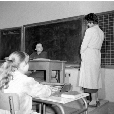 Collège d'enseignement technique pour jeunes filles. Une enseignante interroge une élève pendant son cours.