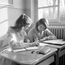 Lycée-pilote mixte de Montgeron. Deux élèves relisent leurs cours.