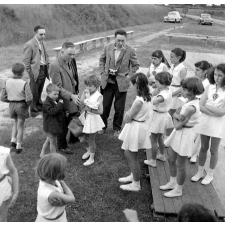 Crucey : L'instituteur en compagnie des jeunes filles après leur spectacle de danse