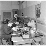 Ecole Nationale Supérieure de Mécanique et Aérotechnique : deux étudiants stagiaires de l'Ecole de l'Air de Salon-de-Provence (13) procèdent à des études thermiques en atelier.