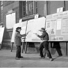 Rentrée scolaire à Paris : des enfants dans la rue, jouant aux cowboys devant des affiches politiques