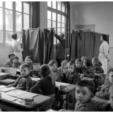 Visite médicale (cabinet mobile) à l'école primaire de Labruguière. Les élèves attendent, dans la classe, leur convocation à l'examen médical.