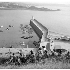 Colonie d'Erquy, œuvres laïques de la ville de Saint-Brieuc : promenade au port d'Erquy