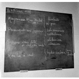 Collège d'enseignement technique pour jeunes filles. Le cours de cuisine. La préparation d'un menu équilibré sur tableau noir.