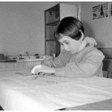 Centre de réadaptation fonctionnelle : une élève procède à des assemblages (rééducation des mains et des doigts).