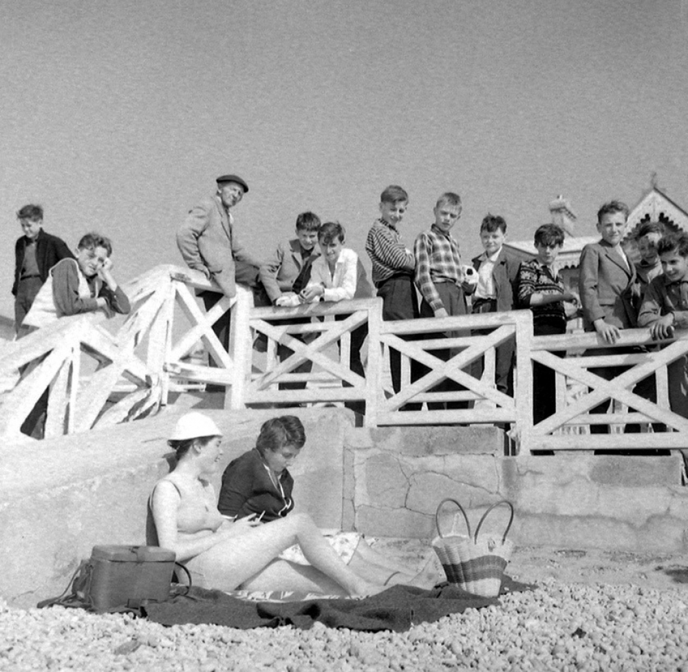 Voyage scolaire de fin d'année : Classe de garçons de Corbeil : Les garçons observent les filles : Etretat