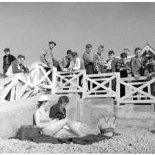 Voyage scolaire de fin d'année : Classe de garçons de Corbeil : Les garçons observent les filles : Etretat