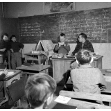 Méthode Freinet : l'apprentissage de l'imprimerie et la réalisation d'un journal scolaire. Un élève lit un texte devant ses camarades.