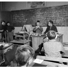 Méthode Freinet : l'apprentissage de l'imprimerie et la réalisation d'un journal scolaire. Un élève lit un texte devant ses camarades.