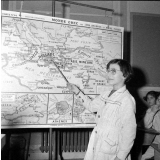 I.P.N. : une élève montre une carte de géographie (monde grec)
