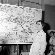 I.P.N. : une élève montre une carte de géographie (monde grec)

