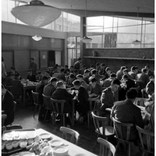 Voyage scolaire : Petit-déjeuner au réfectoire