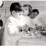 Ecole maternelle de Paris, l'enseignement ménager. L'épluchage des pommes de terre.