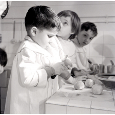 Ecole maternelle de Paris, l'enseignement ménager. L'épluchage des pommes de terre.