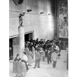 Colonie de vacances à Chaillot : la foule des spectateurs dans le hall du théâtre