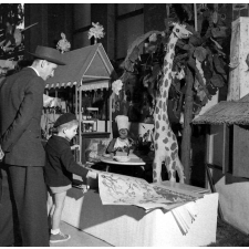 Mairie du XIVe arrondissement : exposition de travaux d'élèves. Dessins, animaux et personnages réalisés par des écoles maternelles.