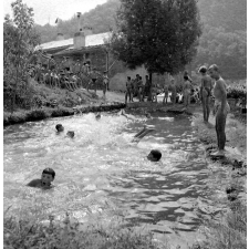 Jeunesse au plein air : colonie de Saumanes, la piscine