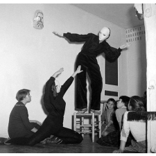 Lycée-pilote de Sèvres, Cours d'Art dramatique de Mlle Dienesh. Mime : Oiseau fasciné par un serpent.