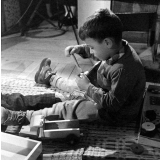 Ecole maternelle de Meudon : jeu éducatif. Un mécano de bois.