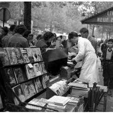 Rentrée scolaire : le boulevard Saint-Michel. La foule devant les étalages des libraires.