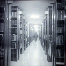 Université de Caen : la bibliothèque. L'alignement des rayonnages
