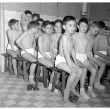 Ecole communale de la Ville de Paris, examen médical : la salle d'attente
