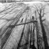 Lycée-pilote mixte de Montgeron. Les ombres de deux élèves sur un portique de cordes à noeuds. 