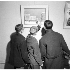 Exposition I.P.N. : une exposition itinérante de reproductions impressionnistes. Trois élèves étudient un tableau.