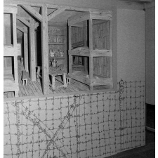 Exposition I.P.N. : inauguration officielle. La vie dans les camps de prisonniers, la reproduction d'une cellule.