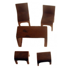 Table et chaises pour poupée.
