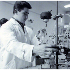 Collège-lycée d'Arsonval : utilisation d'un distillateur.