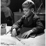 Institut départemental des Aveugles de la Seine (Ecole Braille).
 L'enseignement destiné aux aveugles. L'apprentissage du calcul avec un boulier.