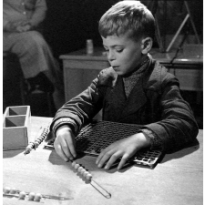 Institut départemental des Aveugles de la Seine (Ecole Braille).
L'enseignement destiné aux aveugles. L'apprentissage du calcul avec un boulier.