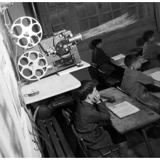 Enseignement audiovisuel : un appareil de projection dans une classe.