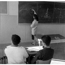 Lycée-pilote mixte de Montgeron. Une élève corrige au tableau un exercice de géométrie.