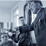 Ecole primaire. L'instituteur interroge les élèves.