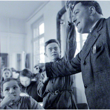 Ecole primaire. L'instituteur interroge les élèves.