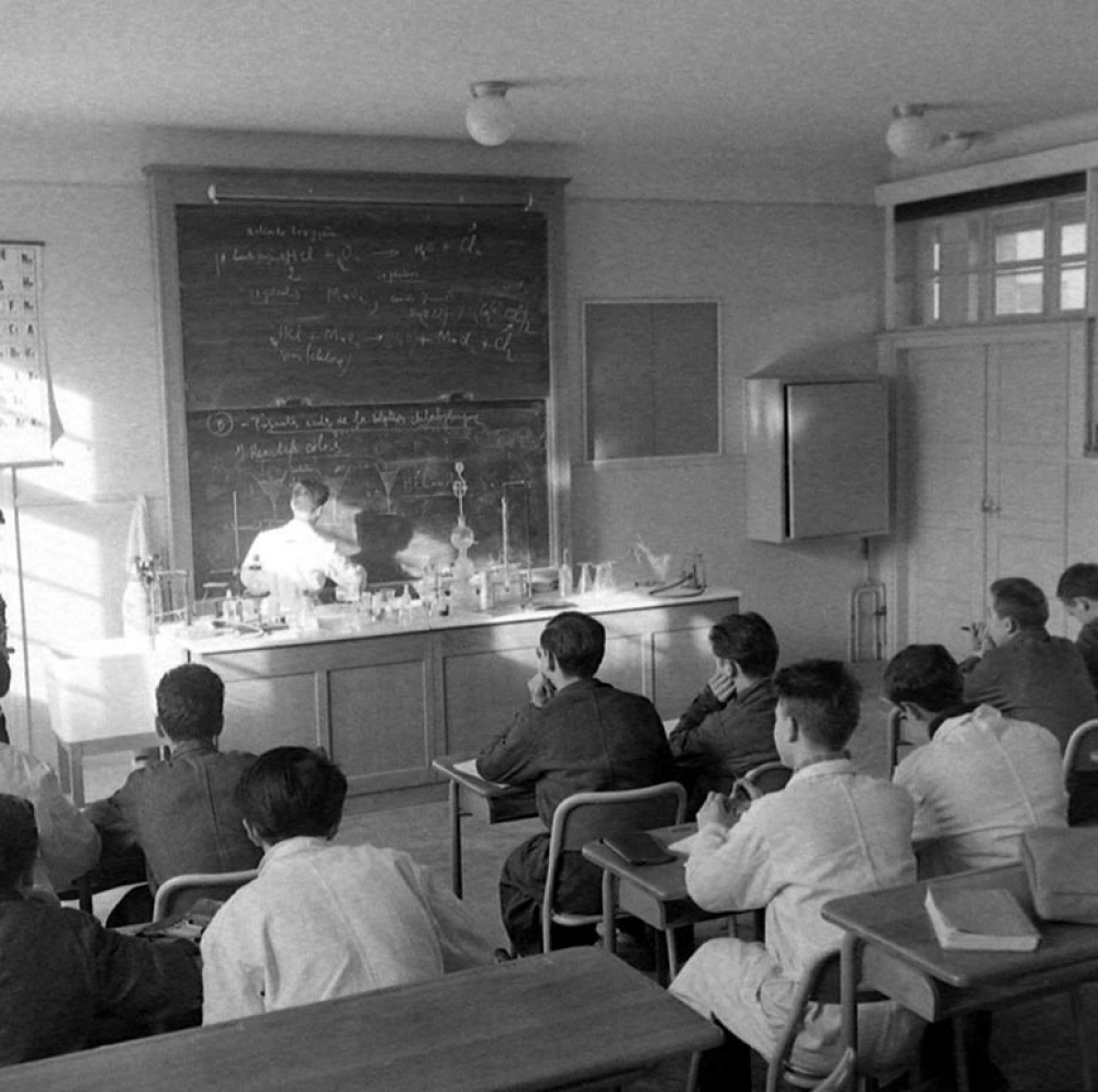 Lycée-pilote mixte de Montgeron. Le cours de physique-chimie dans une classe de première.