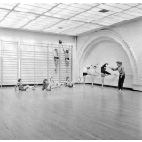 Lycée Duruy : le gymnase. Un entraînement à la barre fixe et à l'espalier. Les mouvements d'élongation.