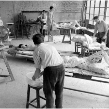 Ecole des Arts Décoratifs : la sculpture d'après modèle féminin.